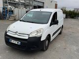 une camionnette blanche garée dans un parking