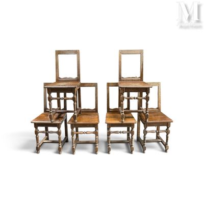 quatre chaises en bois avec un miroir au dos