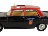 une petite voiture jouet noire avec un toit rouge sur fond blanc