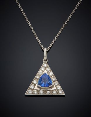 un pendentif triangulaire en saphir bleu et diamants, monté sur une chaîne en argent