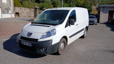 une camionnette blanche garée dans un parking