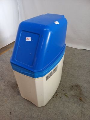 une poubelle bleue et blanche posée par terre