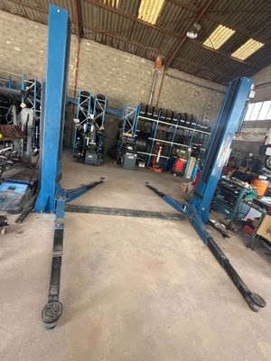 un grand garage contenant de nombreux outils