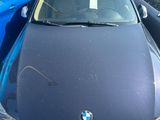 l'avant d'une BMW noire garée sur un parking à côté d'autres voitures
