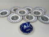 beaucoup d'assiettes bleues et blanches sur la table