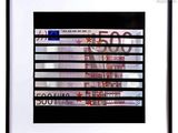 photo en noir et blanc d'une photo d'une photo d'un billet en euros