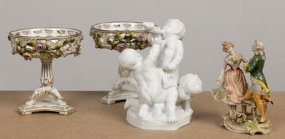 trois figurines assises côte à côte sur une table