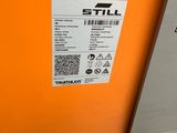 un gros plan d'une boîte orange sur laquelle est collé un autocollant