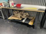 une table sur laquelle est posé un rouleau de papier