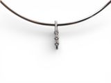 Collier plaqué argent avec un pendentif en diamant, monté sur un cordon en cuir