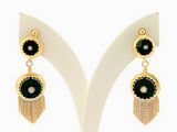 une paire de boucles d'oreilles noires et dorées ornées de pompons