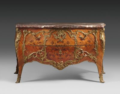 une commode ancienne avec dessus en marbre