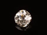gros plan d'un diamant sur une surface noire