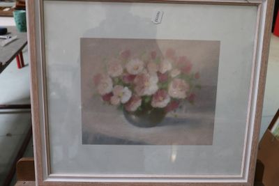 une photo d'une photo représentant des fleurs dans un vase posé sur une table