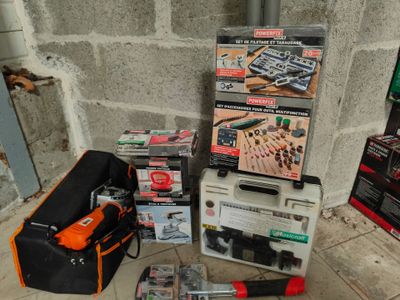 un grand nombre d'outils posés sur le sol