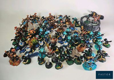 un grand nombre de figurines posées sur une table