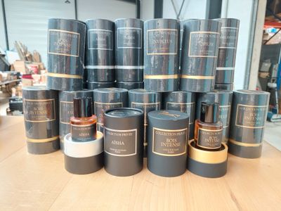 un grand nombre de bougies posées sur une table