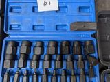 une mallette bleue contenant plusieurs outils