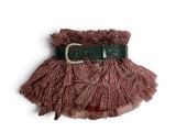 robe rouge et blanche avec une ceinture noire sur fond blanc