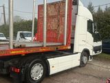 un camion blanc avec une benne rouge à l'arrière