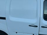 une camionnette blanche garée dans un parking