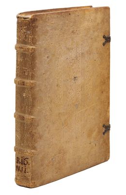 un gros plan d'un vieux livre sur fond blanc