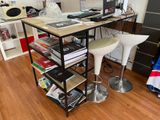 un bureau avec deux chaises et un ordinateur dessus