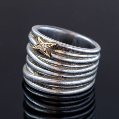 MAUBOUSSIN. Une bague en argent 925‰ et or 750‰ sertie de di…