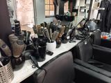 plusieurs sèche-cheveux posés sur une table dans un salon de coiffure