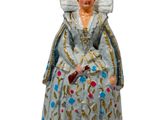 figurine représentant une femme vêtue d'une robe bleue et portant une couronne sur la tête