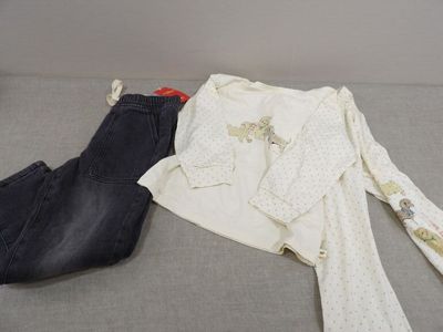 un jean et un pull posés sur un canapé