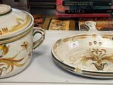 deux bols et une soucoupe exposés dans une vitrine