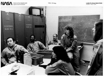photographie en noir et blanc d'un groupe de personnes dans une salle de classe