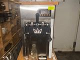 une photo d'une machine à café posée sur une table dans une pièce