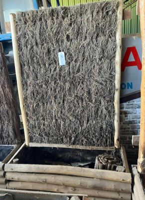 un tas de paille posé sur un tas de bois