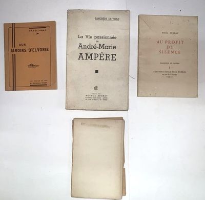 plusieurs livres sont posés sur une table recouverte d'une nappe blanche