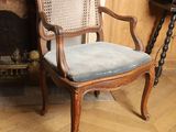 une chaise qui se trouve devant une cheminée