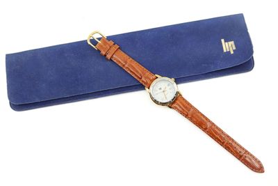 un gros plan d'une montre-bracelet au boîtier bleu