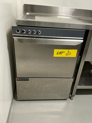 un lave-vaisselle en acier inoxydable placé dans un coin de la cuisine