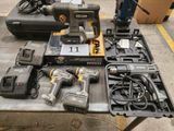 un grand nombre d'outils posés sur une table