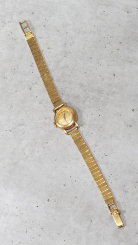 OMEGA. Montre de femme cadran rond en or 750‰ (bracelet et boitie...