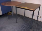 une petite table et une armoire bleue dans une pièce