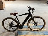 un vélo posé sur une palette dans un entrepôt