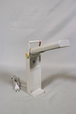 un petit objet blanc auquel est attaché un cordon