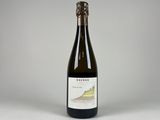 une bouteille de vin posée sur une table blanche