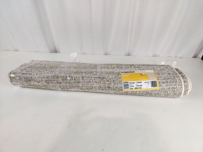 un gros plan sur un rouleau de tissu posé sur une surface blanche