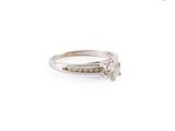 gros plan d'une bague en diamant sur fond blanc