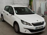 la photo d'une voiture blanche garée dans un garage