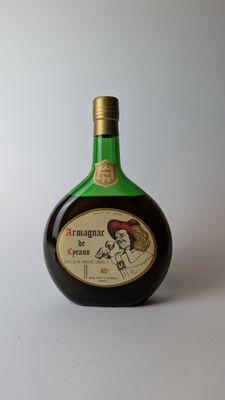 une bouteille d'alcool posée sur une table