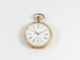 une montre de poche en or avec des chiffres romains sur le cadran